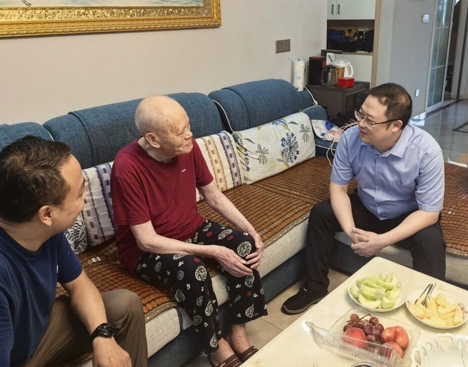 岁岁念桑榆 殷殷检情长｜铅山县人民检察院检察长候选人赖晓走访慰问退休老干部